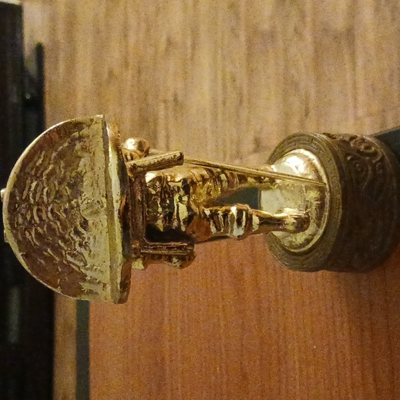 Statue - Picture 3 of 4